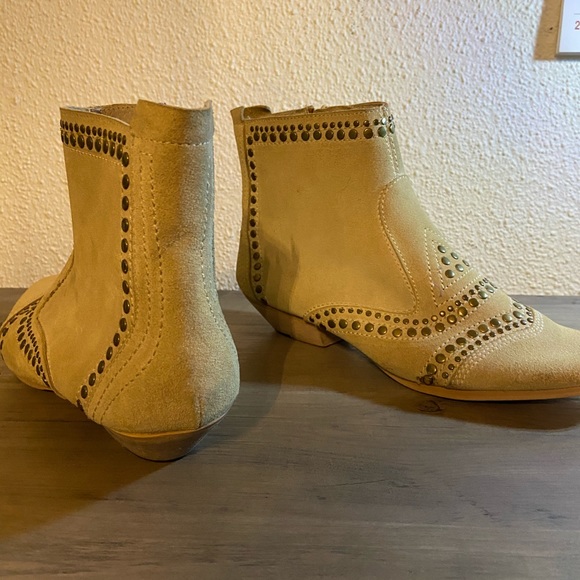 - Matisse tan studded suede boots size 7.5 - Picture 4 of 6